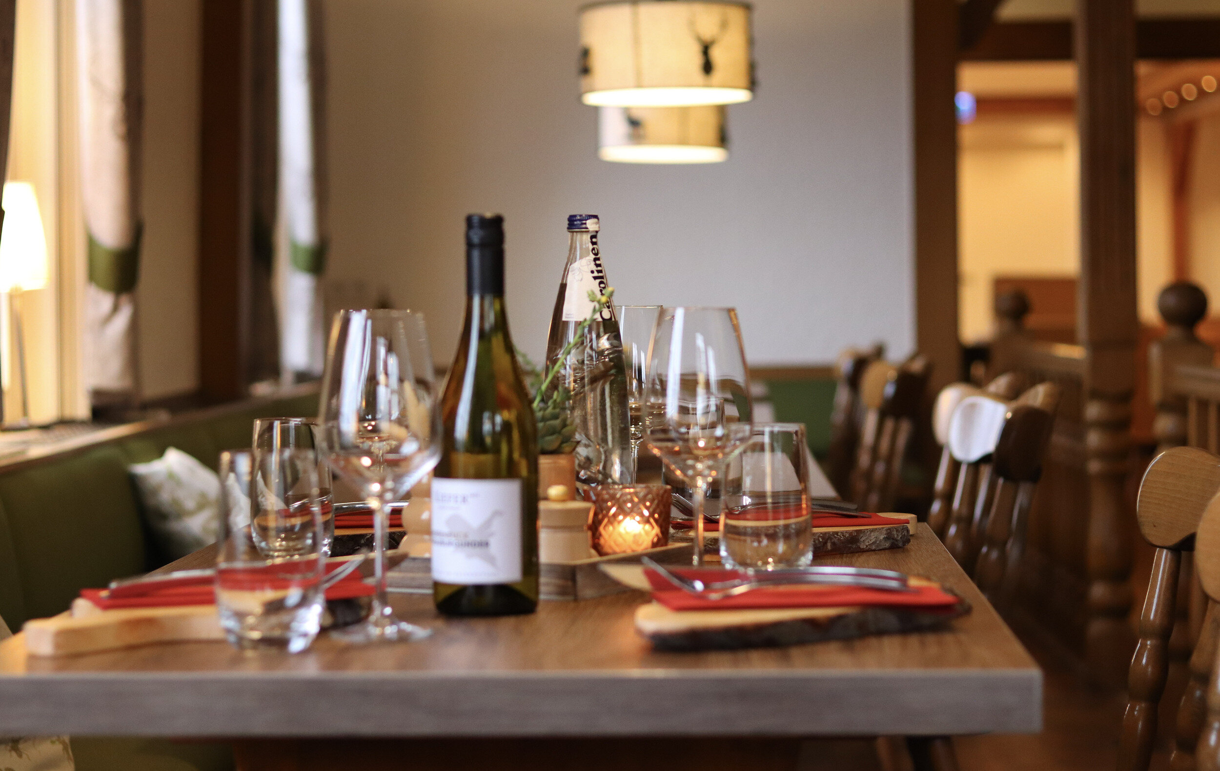 Stube gedeckter Tisch